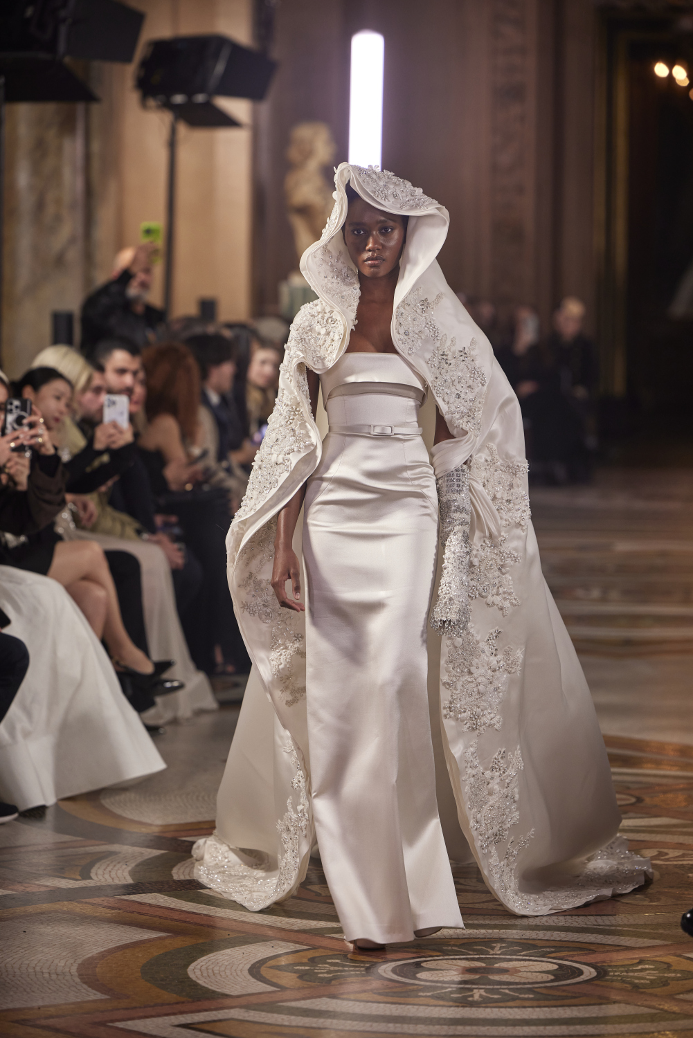 من عرض أزياء إيلي فغالي لربيع وصيف 2026 (من أرشيف المصمّم)