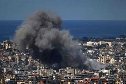 يتصاعد عمود من الدخان من موقع غارة جوية في طهران بتاريخ 29 مارس/آذار 2026.