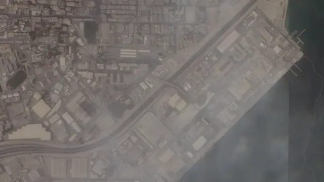 صورة التقطها قمر صناعي تُظهر الأضرار التي لحقت بقاعدة الأسطول الخامس الأمريكي البحرية في المنامة، البحرين، في الأول من مارس/آذار 2026، إثر غارات إيرانية