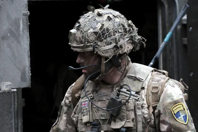 جندي بريطاني يشارك في مناورة ميدانية في قاعدة تابا العسكرية في إستونيا