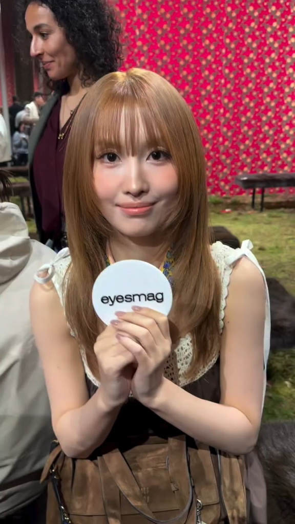 260310 تحديث انستقرام Eyesmag - نحن سعداء جدًا بلقاء مومو. لقد اكتشفنا أنها تلتقي بالمعجبين قبل وبعد عرض Miu Miu مباشرة. انها حلوة جدا. 🩷 🎥