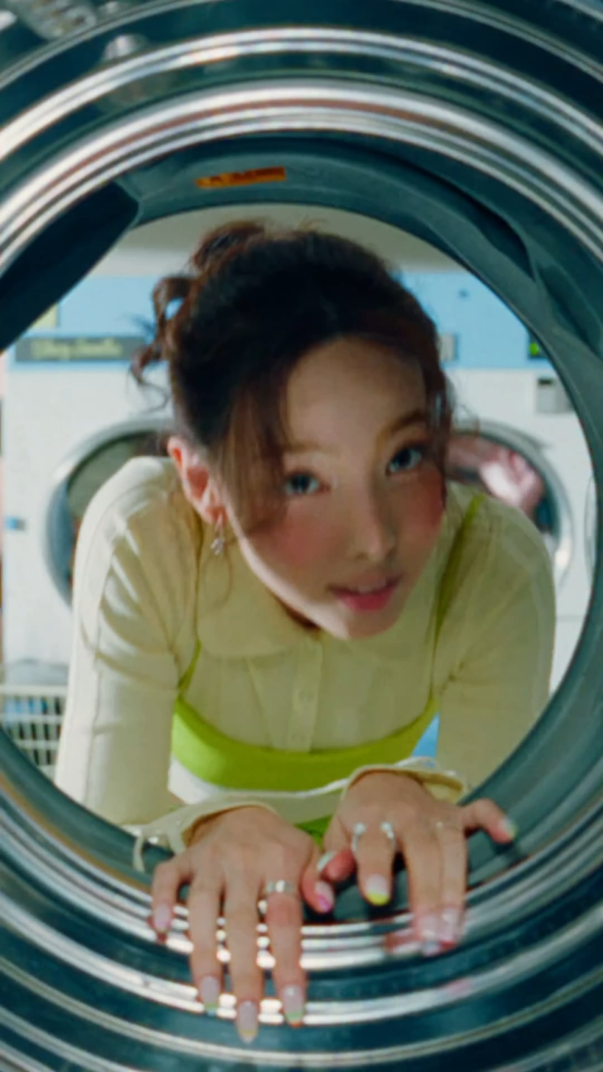 260308 تحديث fwee_makeup على الانستقرام - "نايون! ماذا تفعلين هناك؟! 😍 نايون تستمتع بلحظاتها اليومية مع مرطب الشفاه سموثي 🍋🛁 من غرفة الغسيل إلى التمارين - عززي توهجك اليومي مع مرطب الشفاه سموثي ⭐"