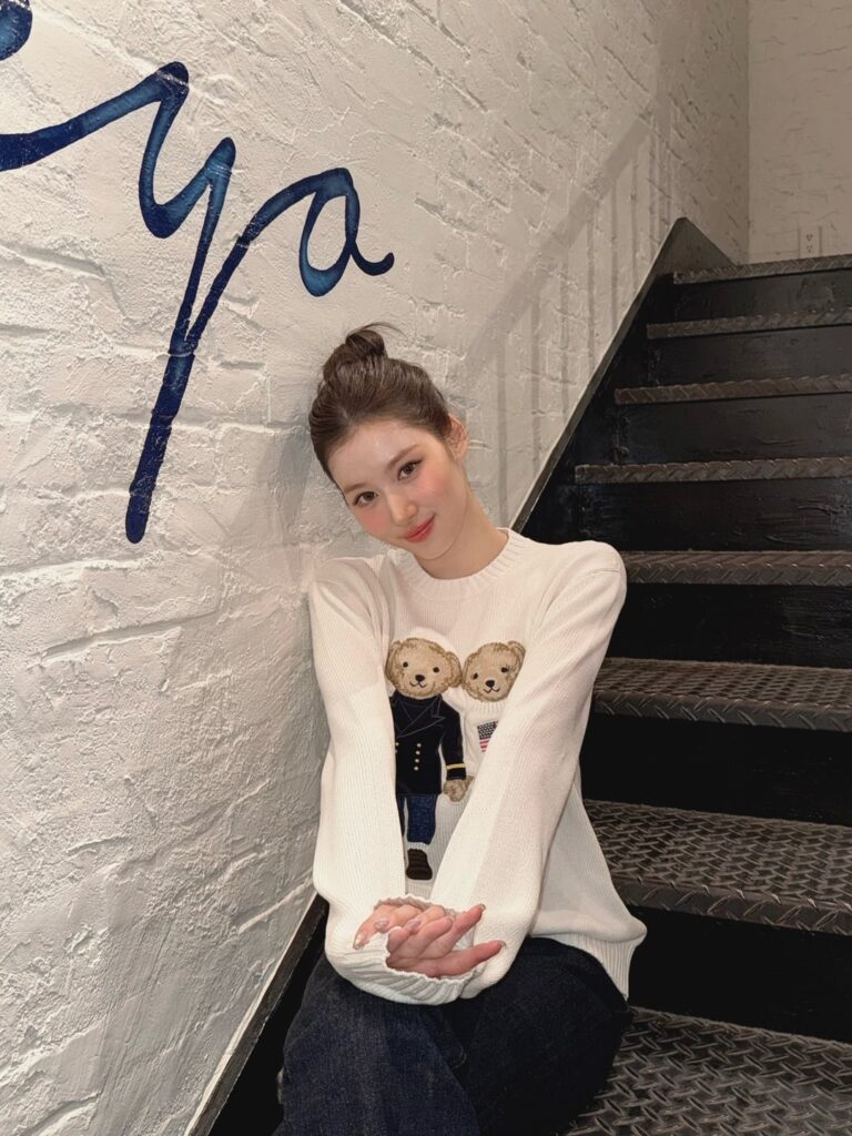 260331 تحديث سانا على الانستقرام - تهانينا لرالف لورين أوموتيساندو في الذكرى العشرين لتأسيسه! 🤍 نسخة محدودة من القماش المتماسك تكريمًا للسيد والسيدة رالف لورين 🧶🤍 #RalphLauren #RLCollection #JAPAN #PR @poloralphlauren