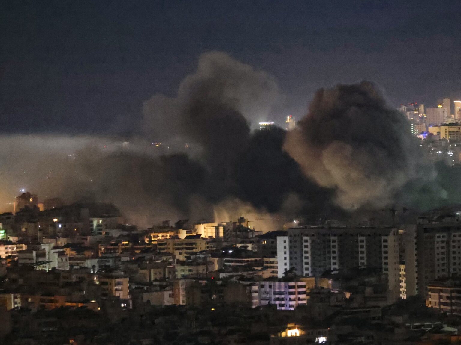 غارات إسرائيلية مكثفة على بيروت وحزب الله ينذر بإخلاء مستوطنات حدودية | أخبار