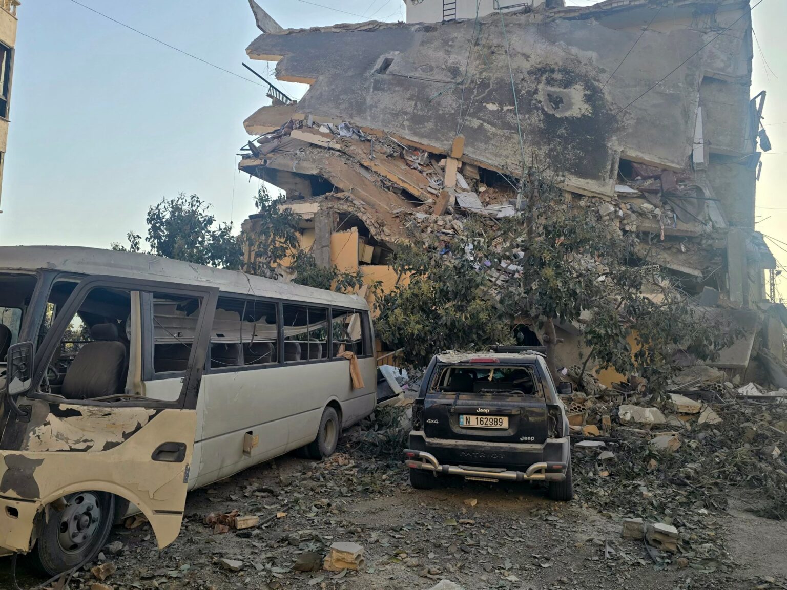 قتلى بغارات إسرائيلية وإنذارات إخلاء بلبنان وحزب الله يقصف تجمعات للجنود | أخبار