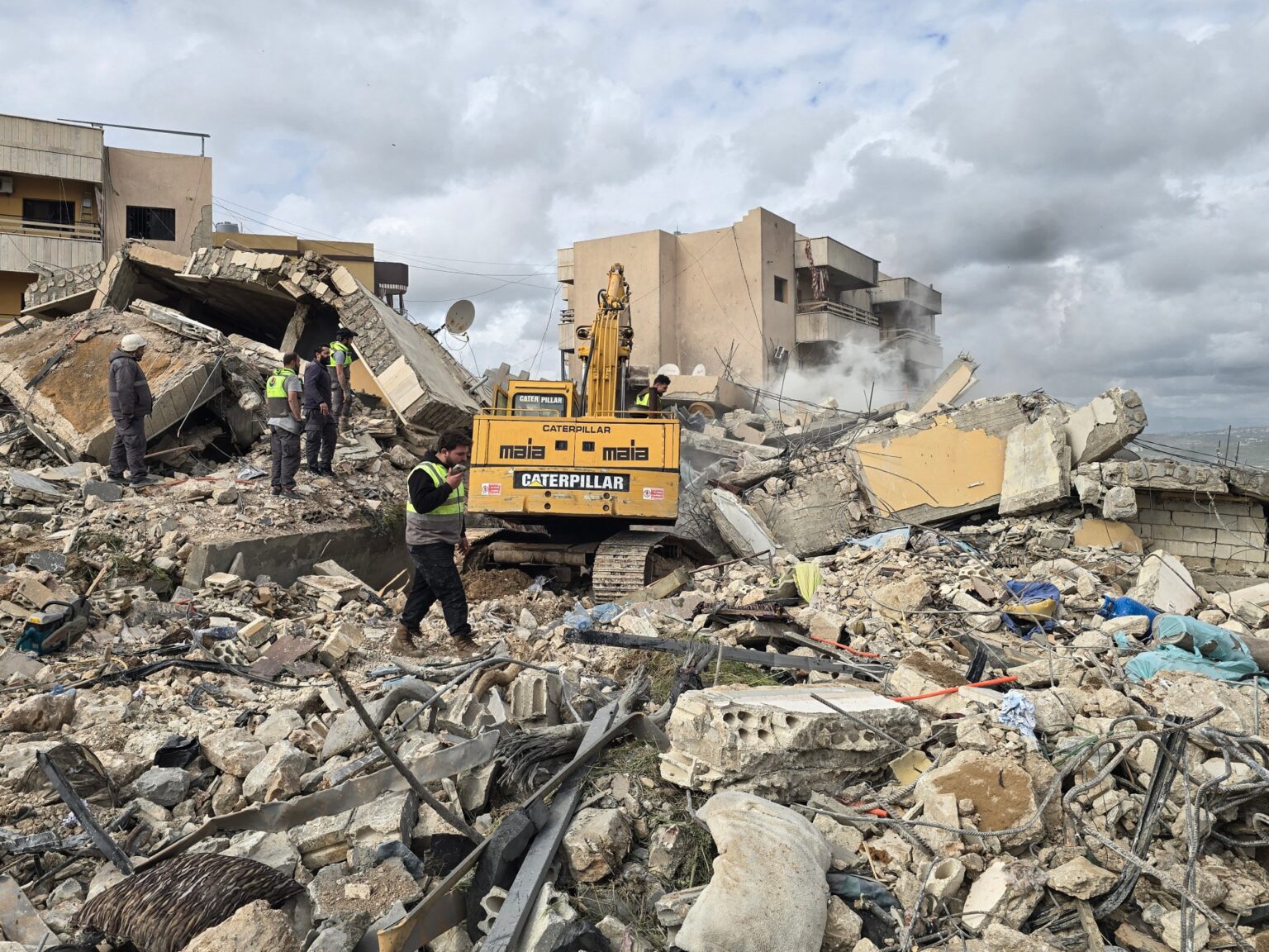 إسرائيل تكثف غاراتها على لبنان وحزب الله ينفذ عشرات العمليات | أخبار