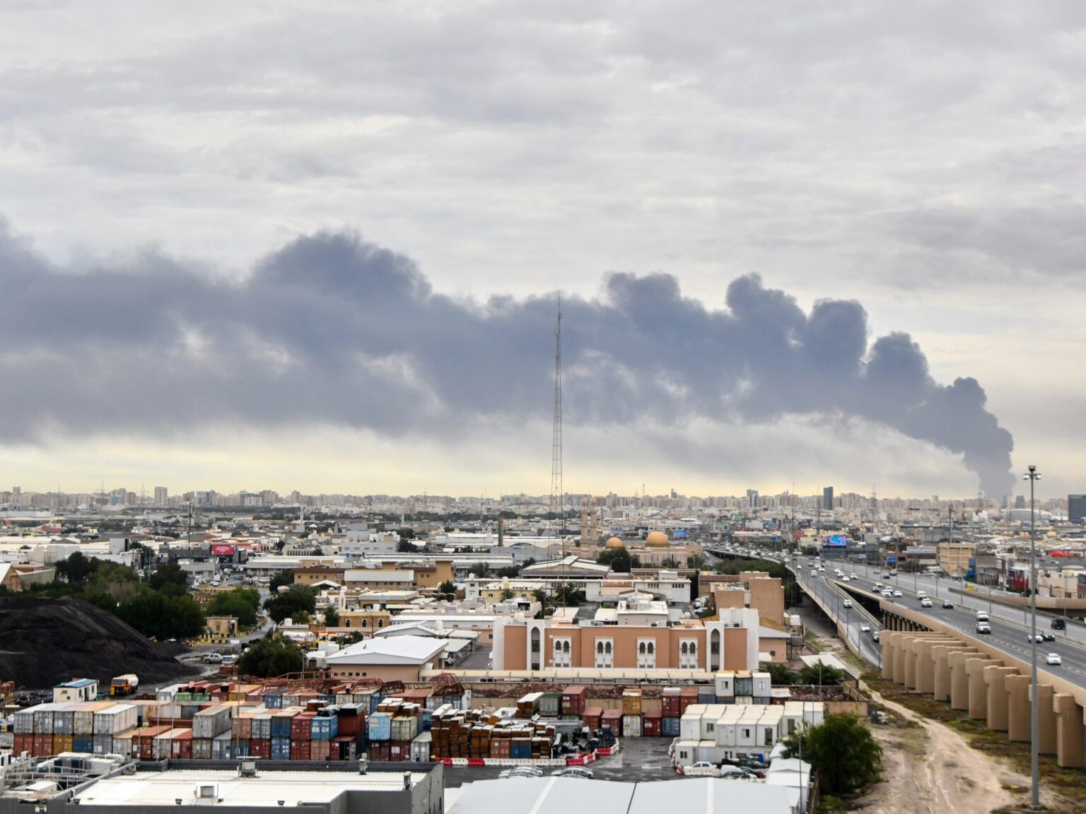 ضربات إيرانية على الخليج.. أضرار بميناء كويتي واعتراض مسيّرات بالسعودية | أخبار