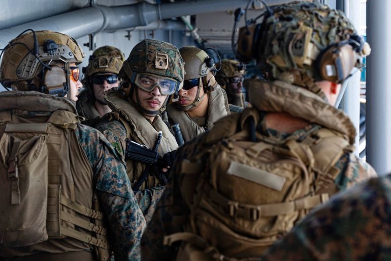 Foto de video entregado por el Comando Central de Estados Unidos que muestra a militares a bordo del USS Tripoli llegando al Medio Oriente el 27 de marzo del 2026. (Comando Central de Estados Unidos via AP)