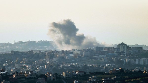 الحكومة اللبنانية تحظر نشاطات «حزب الله» الأمنية والعسكرية الحكومة اللبنانية تحظر نشاطات «حزب الله» الأمنية والعسكرية