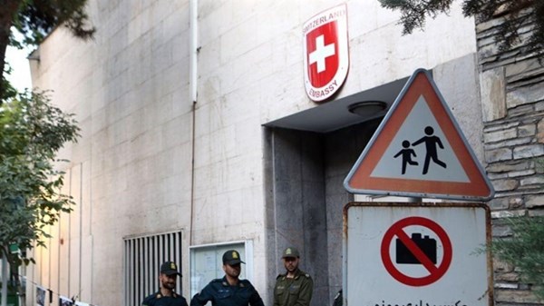 سويسرا تغلق سفارتها في طهران