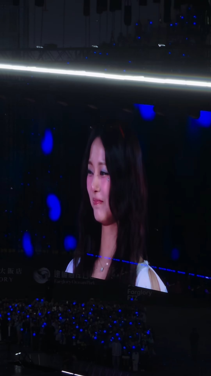 260322 تحديث إنستغرام مجلة Vogue تايوان - انفجرت تزويو في البكاء العاطفي في نهاية حفل Taipei Dome لفرقة TWICE. شاركت أفكارها قائلة: "كان حلمي هو القدوم إلى كاوشيونغ وتايبيه لإقامة حفلات موسيقية مع الأعضاء. شكرًا لكم على تحقيق هذه الرغبة". [...]