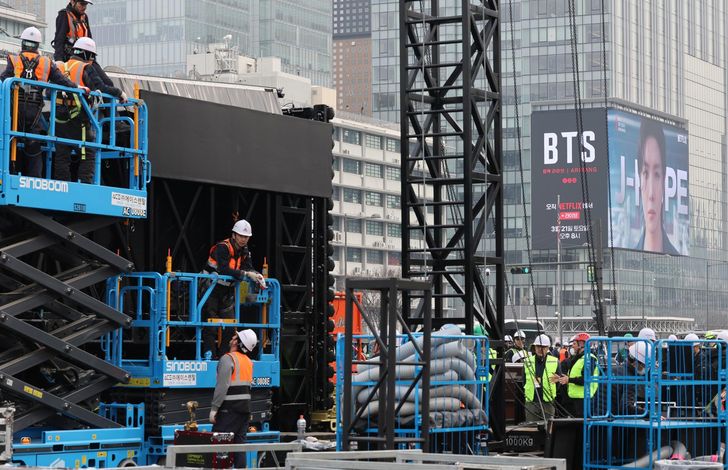 عمّال يركّبون المسرح استعداداً لحفل فرقة BTS المقرر في 21 مارس بساحة غوانغهوامون وسط سيول. (يونهاب)