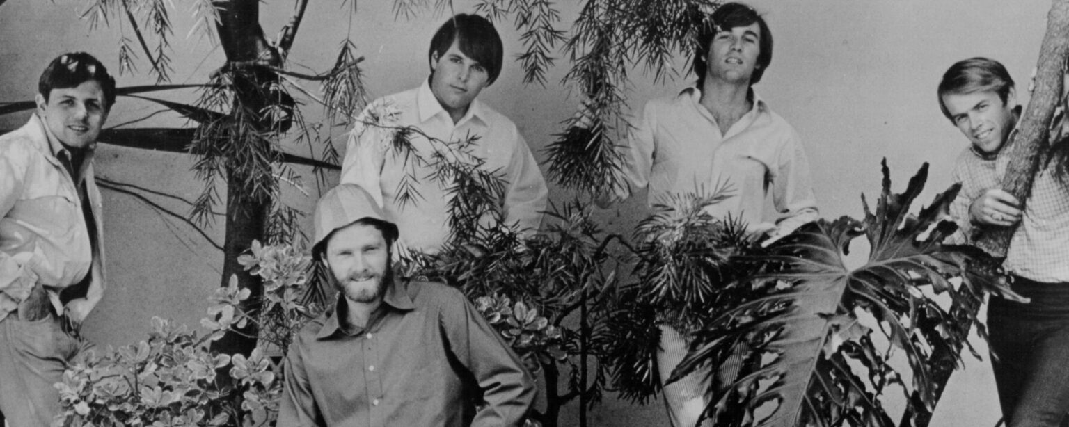 في مثل هذا اليوم من عام 1963، أصدر فريق Beach Boys أغنية كادت أن تؤدي إلى رفع دعوى قضائية ضدهم من قبل أيقونة موسيقى الروك أند رول.
