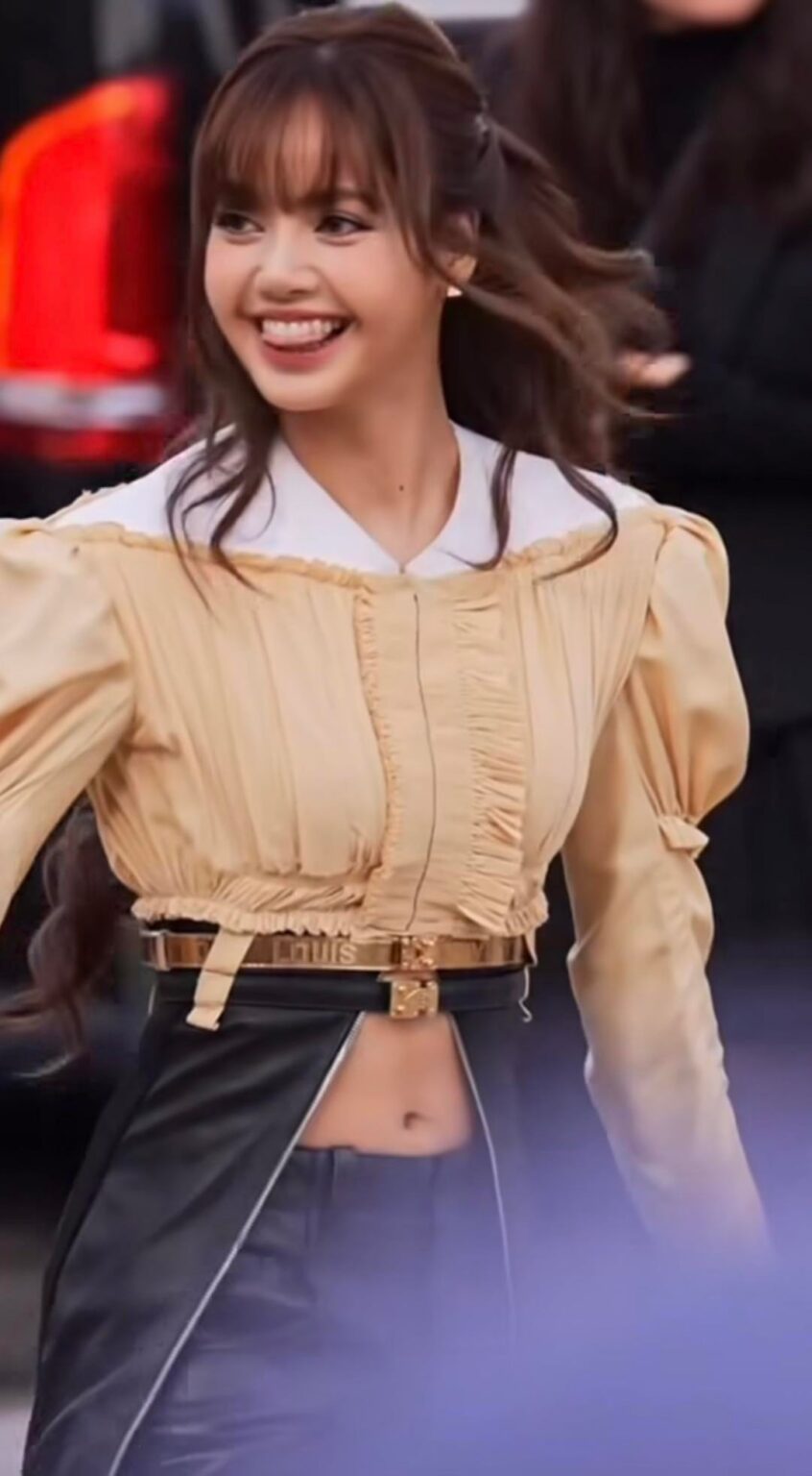 كيف؟ كيف يمكن أن تكون ليزا مذهلة جدًا!؟ 😍