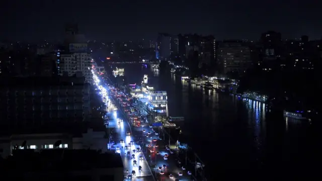 صورة مظلمة لكورنيش النيل في القاهرة عدا أضواء السيارات