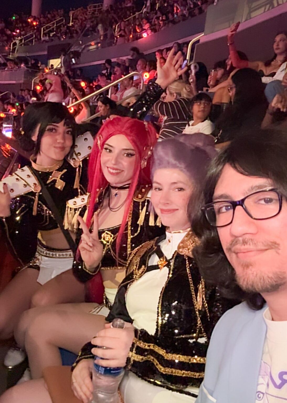 لقد ذهبنا إلى عرض الليلة الماضية في أورلاندو بشخصية Huntrix! 😊💜