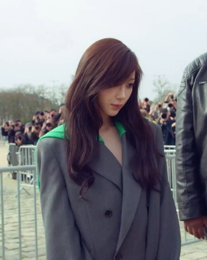 260307 تحديث LOEWE على تويتر مع جيزيل - الضيوف في عرض LOEWE FW26 لجاك ماكولوغ ولازارو هيرنانديز