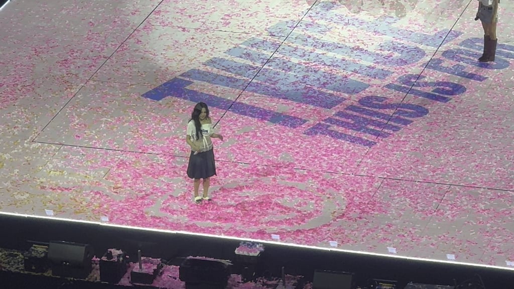 مينا تخلط دوامة في القصاصات بينما :3