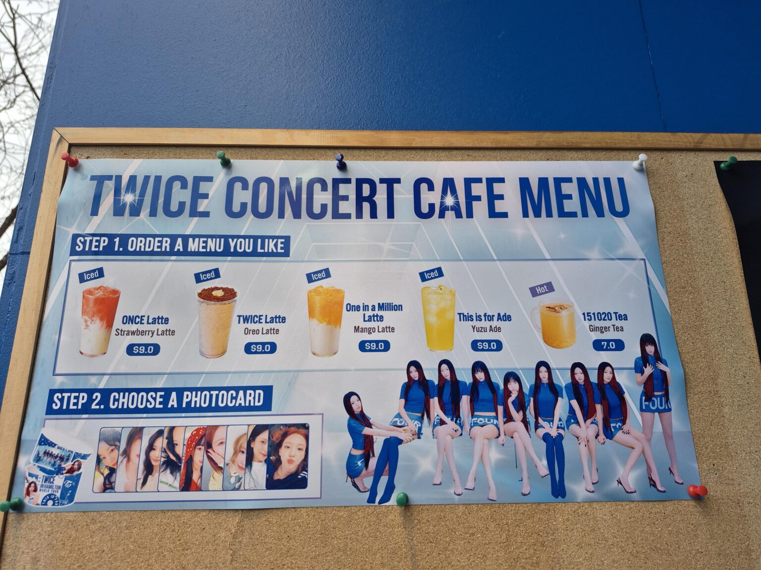 رأيت هذه اللافتة الرائعة بالأمس في الحي الصيني بمدينتي. لا استطيع الانتظار لرؤية مرتين!