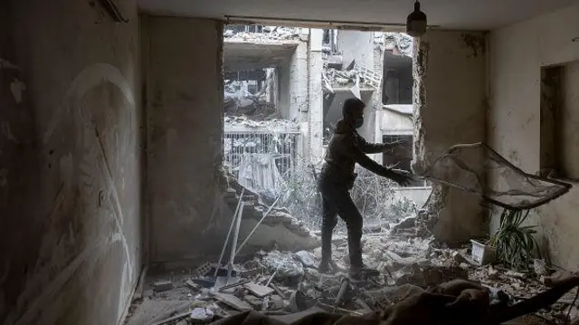 منزل في حي برياناك بطهران بعد تعرضه لأضرار جراء هجوم صاروخي يوم الأحد.