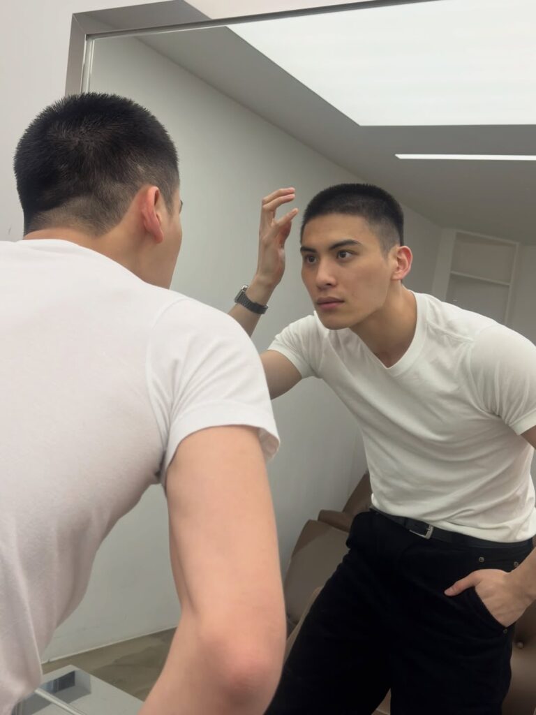 تم تجنيد SF9 Yoo Taeyang وONLEE (Lee Seunghwan، 1the9 سابقًا) وOnlyOneOf Yoojung في الجيش اليوم (3 مارس).