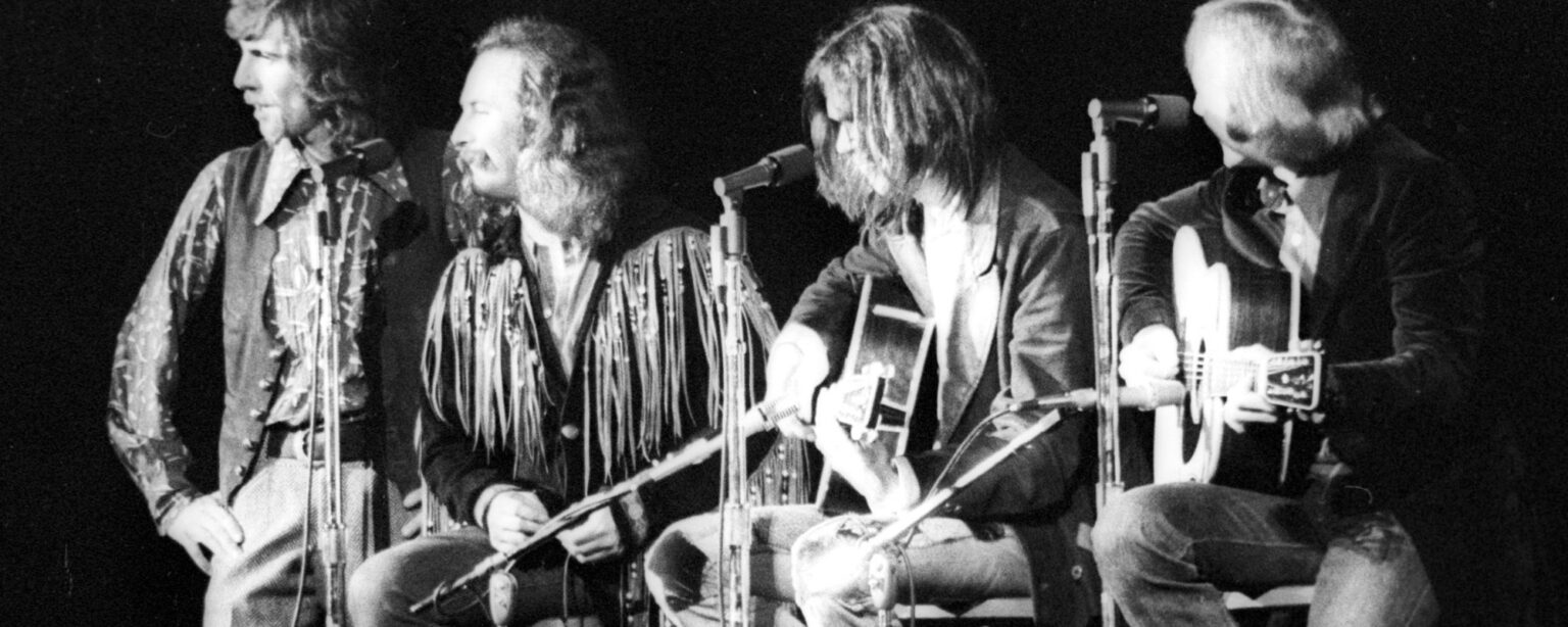 اتخذ اسم ألبوم CSNY “المظلم” معنى مختلفًا بحلول الوقت الذي بدأت فيه الفرقة في إنتاجه.