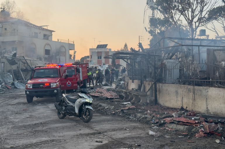 صورة لآليات الدفاع المدني قرب مكان الغارة في بلدة ميفدون جنوب لبنان