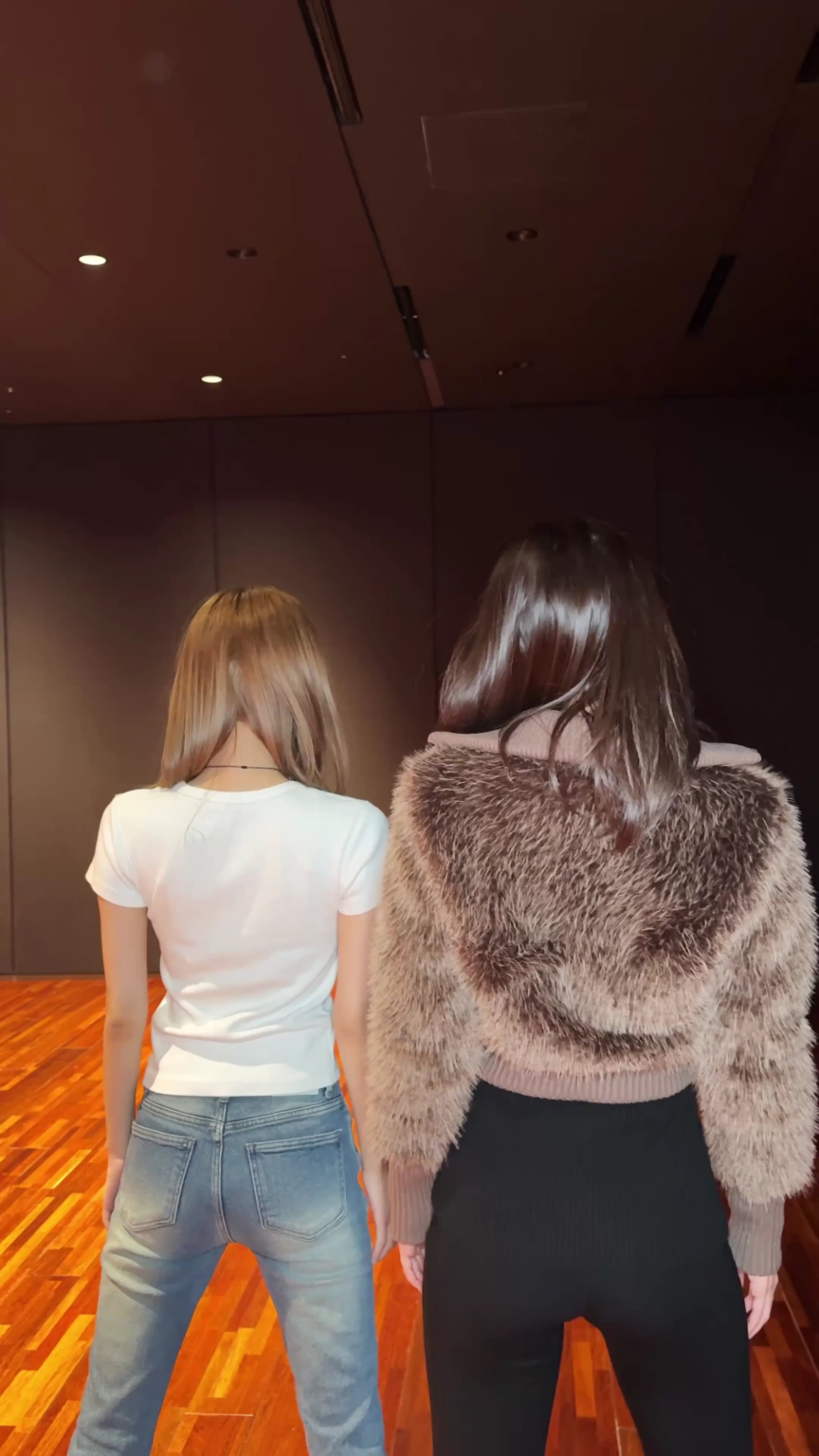 260312 تحديث Choi Yena على TikTok مع Kim Chaewon - امسك قلبي مع Choi Yena (تحدي Catch Catch)