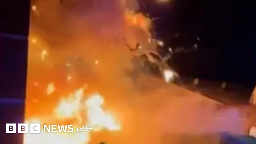 إحراق أربع سيارات إسعاف بلندن في جريمة يُشتبه بأنها معادية للسامية إحراق أربع سيارات إسعاف بلندن في جريمة يُشتبه بأنها معادية للسامية