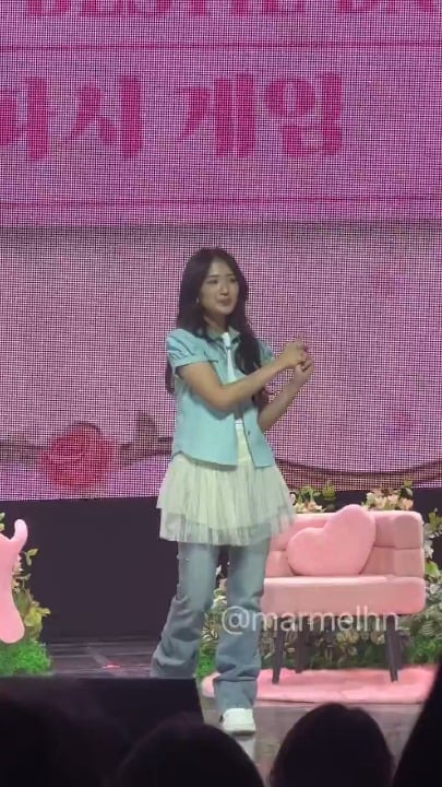 الممثلة كيم هيون ترقص على أنغام بانغ بانغ في لقاء المعجبين الخاص بها