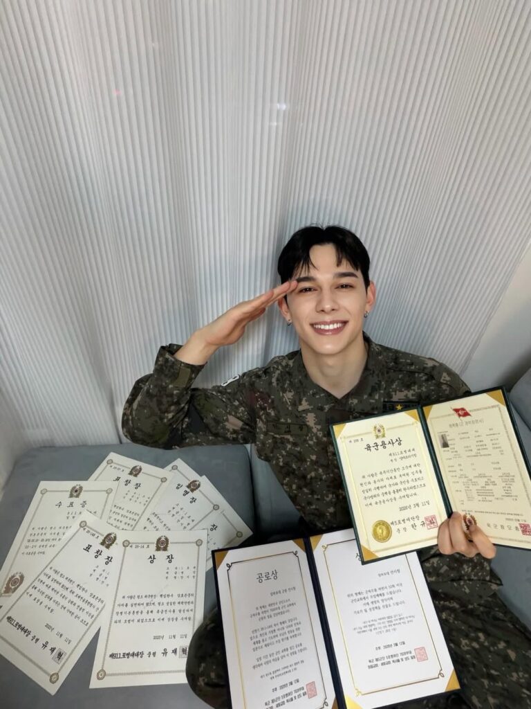 تيموثي أنزاردي (Wild Idol, Produce X 101) تم تسريحه من الخدمة العسكرية