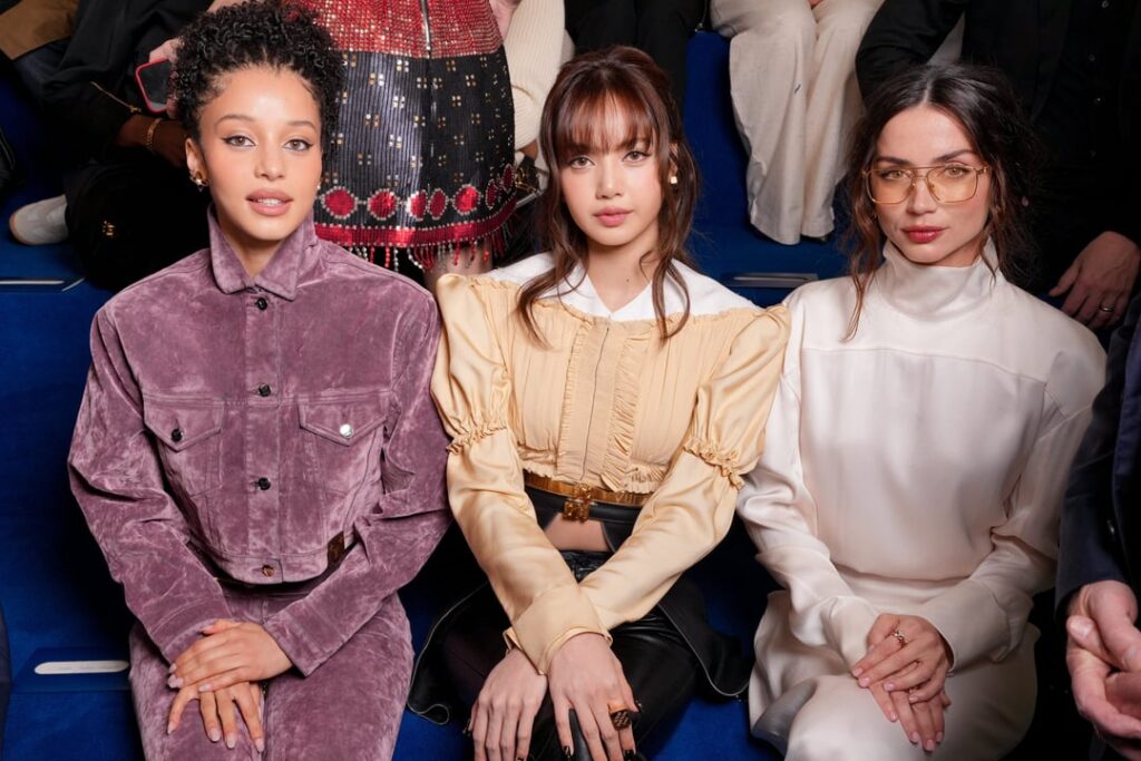 260310 ليزا مع تشيس إنفينيتي وآنا دي أرماس في أسبوع الموضة في لويس فويتون بباريس