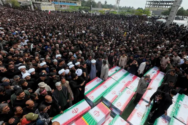 حشد من الناس يشيعون جنازة