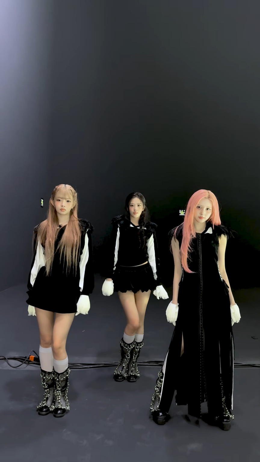 260303 تحديث TikTok الرسمي لـ IVE مع Yujin وGaeul وRei - 𝕃𝕠𝕠𝕜 𝕒𝕥 𝕞𝕖 𝕟𝕠𝕨 🖤 (تحدي BLACKHOLE)