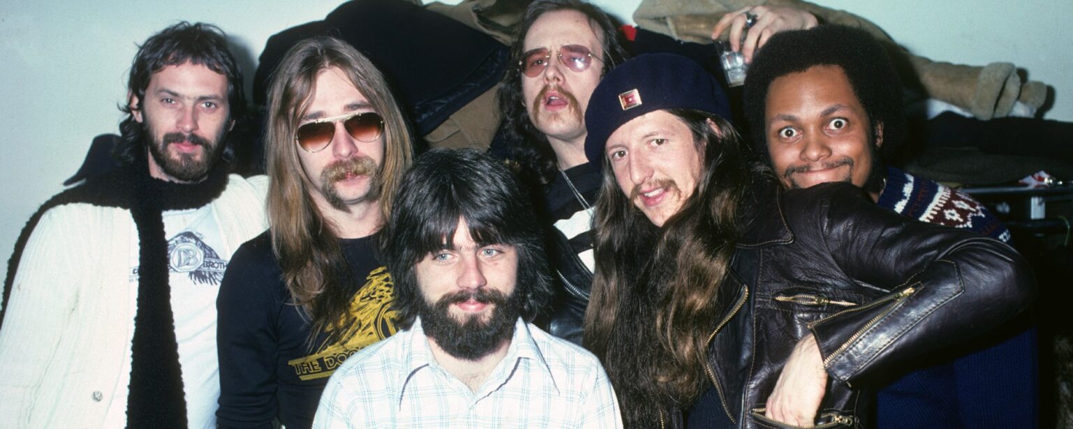 تحتوي أغاني Doobie Brothers الثلاثة هذه من السبعينيات على أغرب الكلمات (لكننا لا نزال نحبها سرًا)