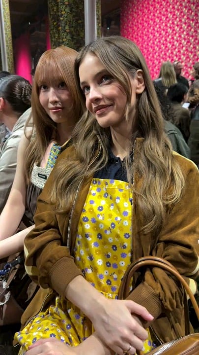 260310 ساعة من تحديث الانستقرام - @momo مع @realbarbarapalvin في @miumiu