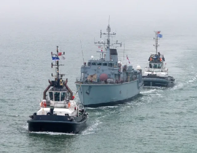 تم سحب سفينة إتش إم إس ميدلتون إلى بورتسموث. وقد عادت سفينة مكافحة الألغام مؤخراً من الخليج، مما ترك البحرية الملكية بدون سفن حربية عاملة في المنطقة.