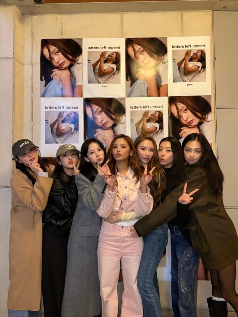 اجتمعت فرقة CLC مجددًا كمجموعة كاملة في حفل استماع Sorn لألبومها الأول "Letters Left Unread" في 24 مارس. PENTAGON Hui & Hongseok، KARD BM، BTOB Peniel، Jung Ilhoon (BTOB السابق)، THE BOYZ Jacob & Kevin، BLACKSWAN Sriya، وLadies Code Ashley كانوا أيضًا من بين الضيوف الذين حضروا هذا الحدث.