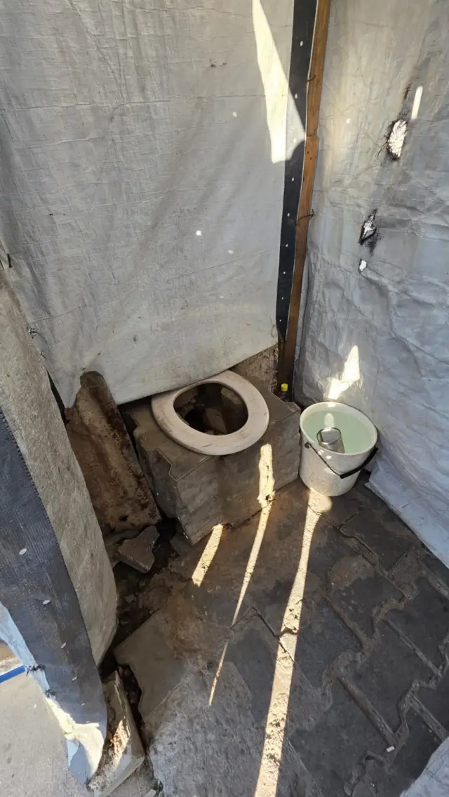 صورة للحمام الذي تستخدمه العائلة 