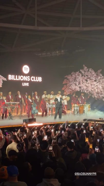 260308 تحديث قصة Lisa IG مع Bad Bunny