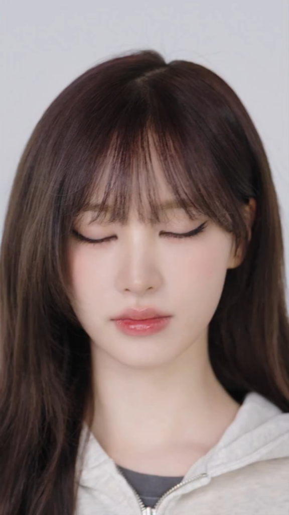 260303 تحديث الانستقرام لمجلة ماتيم كيم مع ليز - افتحي عينيك إذا أعجبك 👀🤍