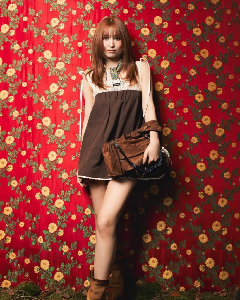 260312 تحديث ميوميو على الانستقرام - @momo تحضر عرض أزياء Miu Miu لخريف وشتاء 2026 من تصميم Miuccia Prada في باريس.