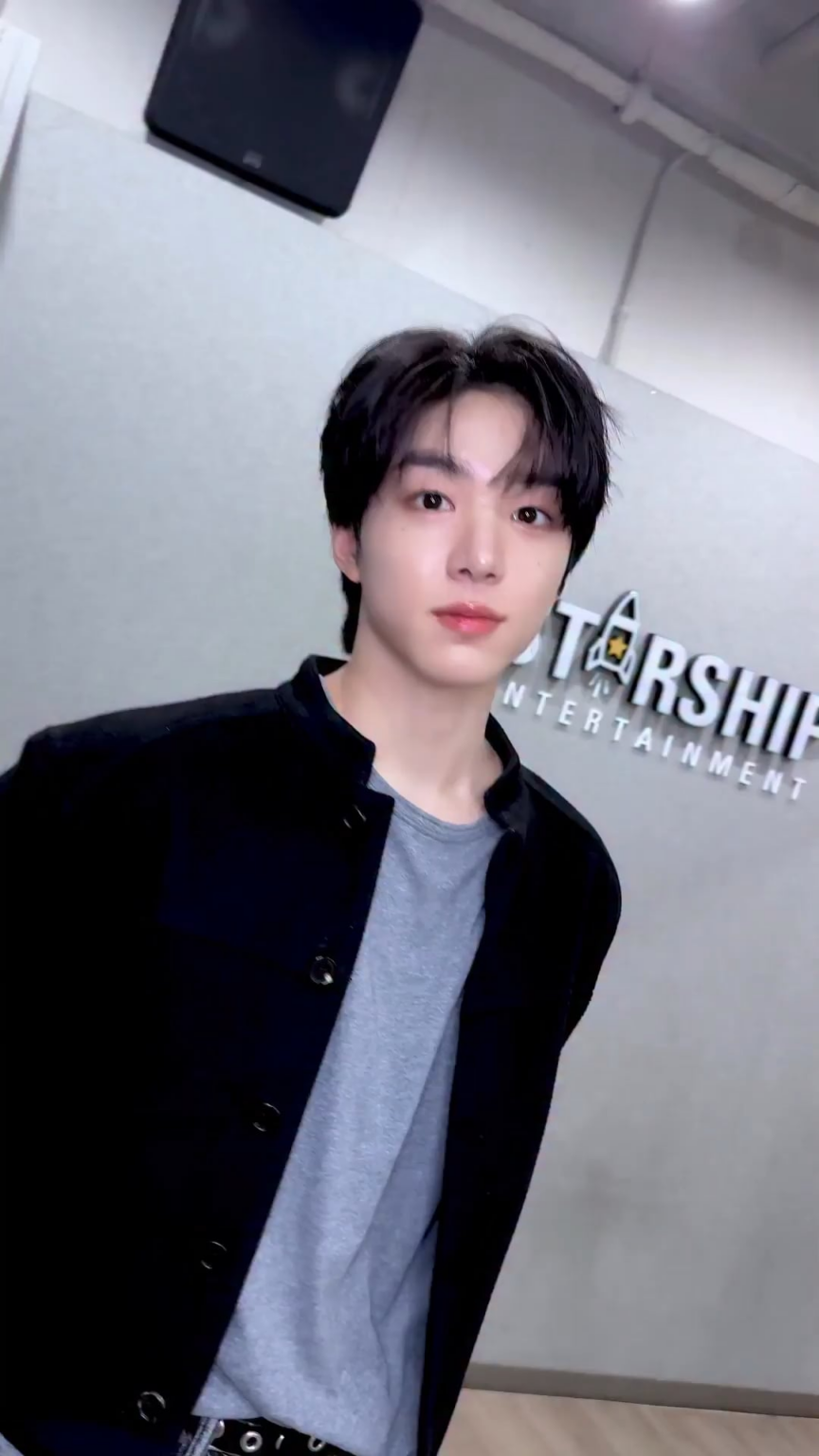 260303 تحديث TikTok الرسمي لـ IVE مع Gaeul - إذا كنت تريد ذلك، فسيحدث مع IDID Baek Junhyuk 🖤 (تحدي BLACKHOLE)