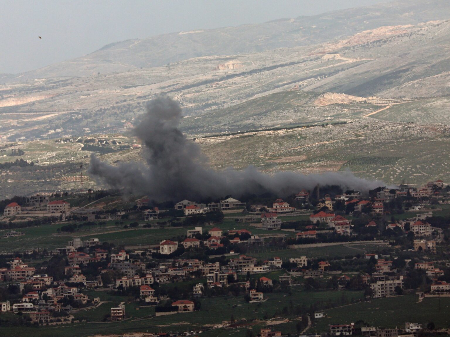 إسرائيل تقصف ضاحية بيروت وتنذر بلدات بالجنوب وحزب الله يستهدف كريات شمونة | أخبار