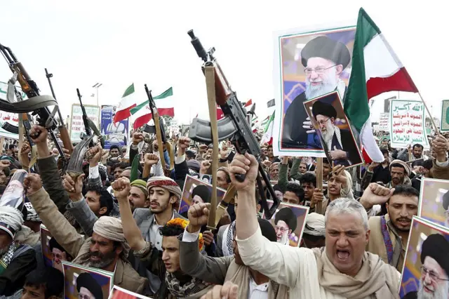 تجمع آلاف المتظاهرين، حاملين الأعلام الإيرانية وصوراً للمرشد الأعلى آية الله علي خامنئي، في ساحة السبعين الخاضعة لسيطرة الحوثيين، للاحتجاج على مقتل المرشد الأعلى الإيراني آية الله علي خامنئي في غارات جوية أمريكية وإسرائيلية في صنعاء، اليمن.