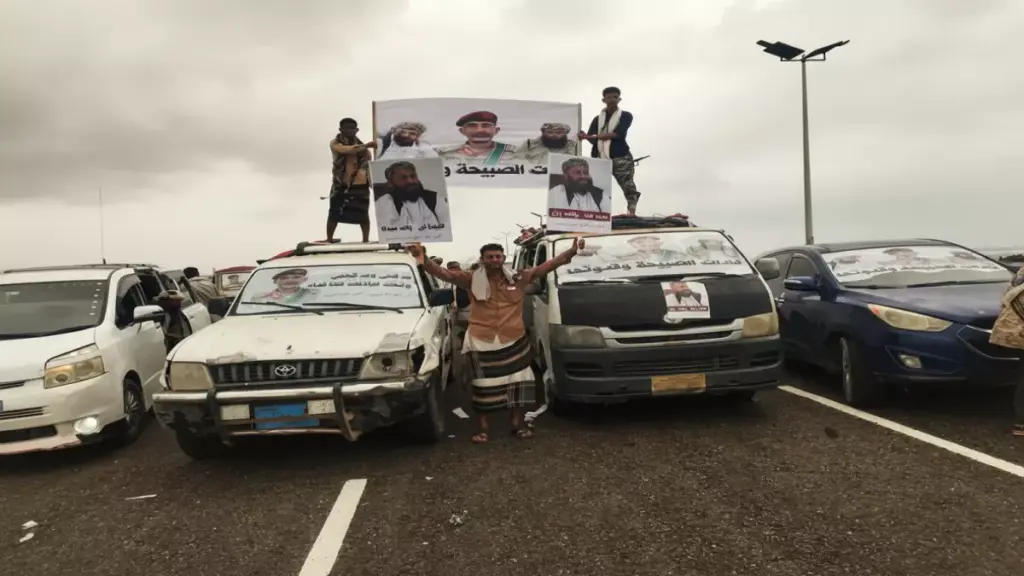 عاجل: موكب جماهيري ضخم من أبين يغزو عدن... رسالة شكر مؤثرة للسعودية وتضامن تاريخي مع الشيخ حمدي شكري!