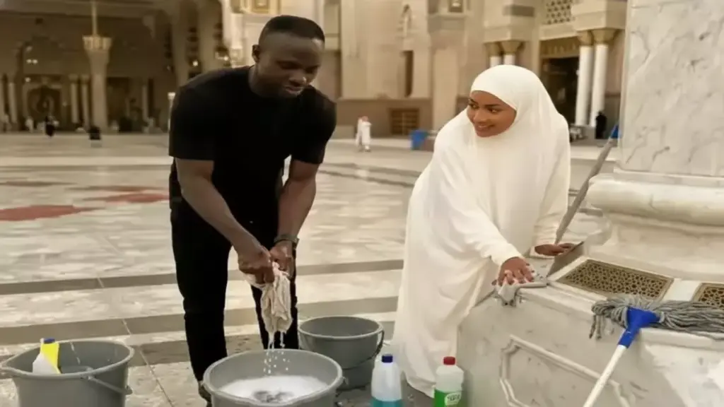 شاهد: ساديو ماني وزوجته يفعلان شيئاً لا يصدق في المسجد النبوي… والمسلمون في حالة إعجاب! شاهد: ساديو ماني وزوجته يفعلان شيئاً لا يصدق في المسجد النبوي... والمسلمون في حالة إعجاب!