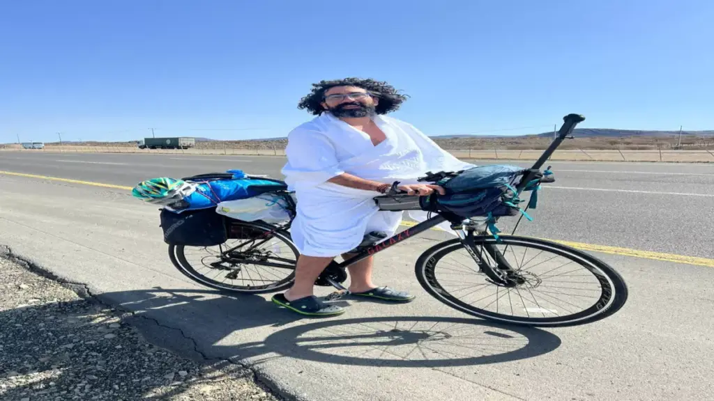 عاجل: مصري يصل مكة بالدراجة في 31 يوماً من طنطا… رحلة تاريخية تصدم العالم!