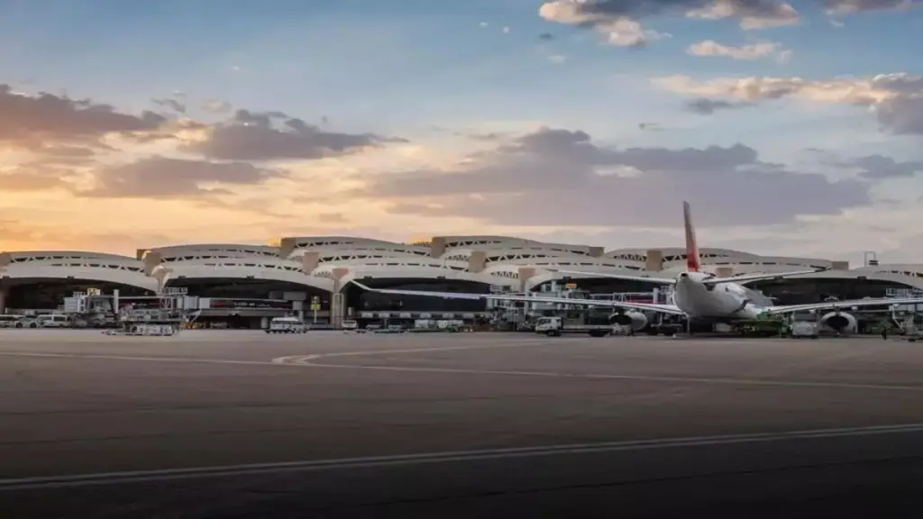 عاجل: السعودية تنقذ مئات المسافرين العالقين وتحول أجواءها لـ"ملاذ آمن" وسط الحرب!