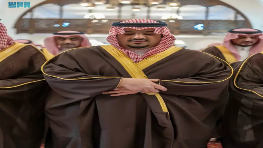 نائب أمير الرياض يؤدي صلاة الميت على رجل الأعمال حمد الجميح في جامع الملك سعود